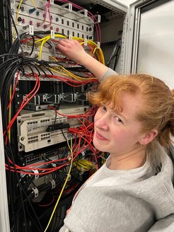 Ina beim patchen von Telefonkabeln.