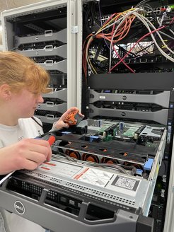 Als Fachinformatikerin hat man viele Aufgaben. Serverwartung gehört mit dazu. Hier wechselt Ina gerade den Arbeitsspeicher/RAM.