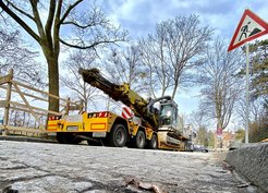 Mithilfe der großen Ramme wird die Baugrube gesichert.