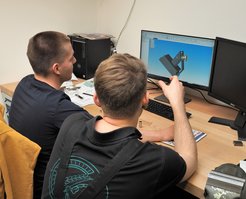 In der Feinwerkmechanik gibt es nicht nur Handarbeit. Am Bildschirmarbeitsplatz konstruieren Oscar und Kollege Felix eigenständig Bauteile und Baugruppen mit der CAD-Software SolidEdge