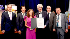 FHI director Beatriz Roldán Cuenya received the roentgen medal 2022. Congratulations from (from left) Prof. Dr. Gerald Antoch, Prof. Dr. Klaus Blaum, Prof. Dr. Metin Tolan, Prof. Dr. Helmut Dosch and Lord Mayor Burkhard Mast-Weisz.