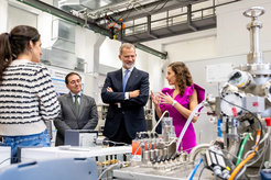 Beatriz Roldán, director at the Fritz Haber Institute, showed, took King Felipe on a tour of the Institute campus to inform him about the experiments being developed. Centre: King Felipe of Spain; from left to right: Ane Etxebarria (researcher at FHI), José Manuel Albares Bueno (Spanish Foreign Minister) and Beatriz Roldán (Institute Director).