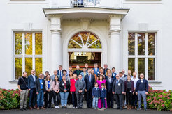 Science is international: group picture in front of the Fritz Haber Institute with the King of Spain, President Stratmann, and Institute staff. At the front, from left to right: José Manuel Albares Bueno, Spanish Foreign Minister; centre: King Felipe of Spain; Beatriz Roldán, Ricardo Martínez Vazquez, Ambassador of Spain to Germany, and Max Planck President Martin Stratmann.