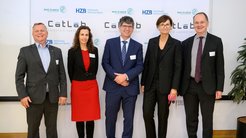 Herzlich Willkommen beim CatLab Bundesministerin Bettina Stark-Watzinger! v.l.n.r.: Thomas Frederking (kaufm. Geschäftsführer HZB), Beatriz Roldán-Cuenya (Direktorin FHI), Bernd Rech (wiss. Geschäftsführer HZB), Bettina Stark-Watzinger, Jürgen Rabe (Direktor IRIS Adlershof).