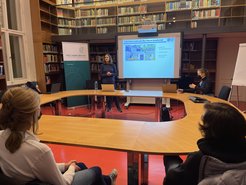 Das Seminar begann mit einem interaktiven Vortrag in der Bibliothek des Fritz-Haber-Instituts.