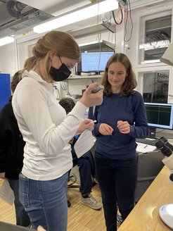 Im praktischen Teil pipettierten und analysierten die Mädchen ihre eigenen Proben mit einem selbstgebauten Massenspektrometer.