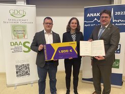 Dr. Ulrich Engel (Merck KGaA), Dr. Carla Kirschbaum und Prof. Dr. Carsten Engelhard (Vorsitzender des DAAS)