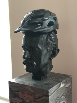Max Planck mit Helm
