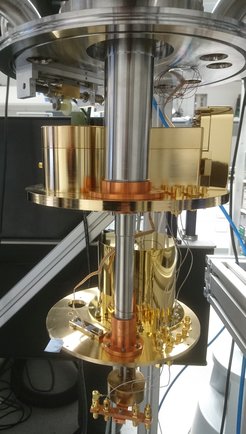 Cryogenic SNSPD spectrometer used to study vibrational energy transfer of CO molecules adsorbed to a NaCl surface in the group leader’s PhD work.