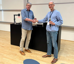 Gerard Meijer wird der Award überreicht