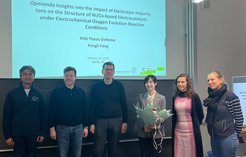 Fengli Yang und Ihre Prüfungskommission(von links nach rechts): Prof. Dr. Biprajit Sarkar (FU Berlin), Prof. Dr. Kevin Pagel (FU Berlin), Prof. Dr. Thomas Risse (FU Berlin/Vorsitzender), Fengli Yang (FHI), Prof. Dr. Beatriz Roldán Cuenya (FHI/Doktormutter), Dr. Wiebke Riedel (FU Berlin).