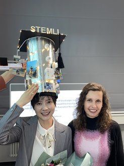 Fengli Yang und ihre Betreuerin Prof. Beatriz Roldan Cuenya.