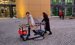 Beatriz Roldan Cuenya schiebt den “Doktorwagen” mit Fengli Yang.
