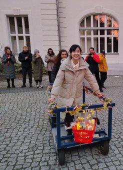 Fengli Yang in ihrem Doktorwagen, mit ihrer Betreuerin Prof. Beatriz Roldan Cuenya.
