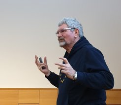 Prof. Schlögl giving a talk about sustainable energy at the FHI in February 2020.