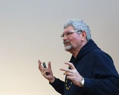 Prof. Schlögl während eines Vortrags über nachhaltige Energiegewinnung am FHI im Februar 2020.