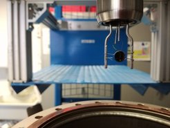 The sample on which the experiments were carried out is barely the size of a 1-cent coin. A cerium oxide film is applied to the metal disk, which is so thin that it cannot be seen with the naked eye.