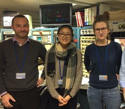 Prof. Markus Wilde, Dr. Xuefei Weng und Dr. Kristin Werner (left to right) in the analysis room of the ion accelerator.