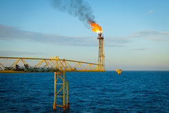 Climate-damaging waste: Large quantities of methane are flared during oil production, for example on oil platforms. Turning the gas into substances that are useful for the chemical industry would not only reduce CO2 emissions but also save resources.