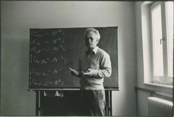 Prof. Holzwarth während der Lehre in den 1970er Jahren am Fritz-Haber-Institut.