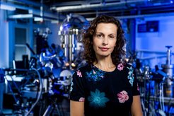 Prof. Beatriz Roldán Cuenya vor einer UHV-Apparatur mit Röntgen-Photoelektronen-Spectroskopie.