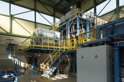 Green hydrogen source: researchers from the Carbon2Chem project have demonstrated with an electrolyser (visible behind the protective screens in the centre of the picture) at thyssenkrupp's Duisburg technical centre that the climate-friendly energy carrier can also be produced with a fluctuating supply of renewable electricity.