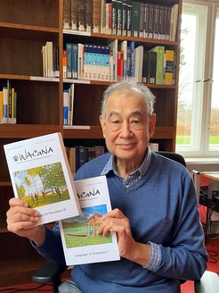 Waruno Mahdi mit der Sonderausgabe des "Journals of the Humanities of Indonesia".
